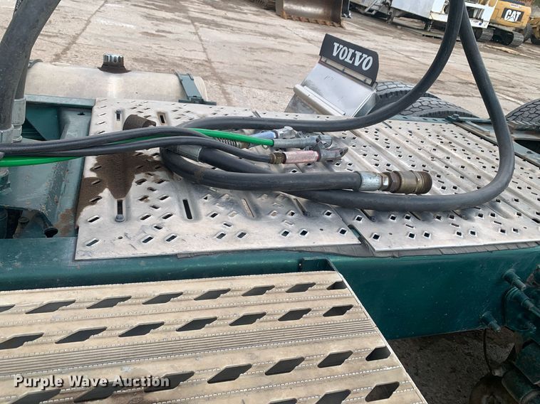 image for item JT9671 2004 Mack CH613 semi truck