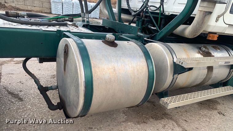 image for item JT9671 2004 Mack CH613 semi truck