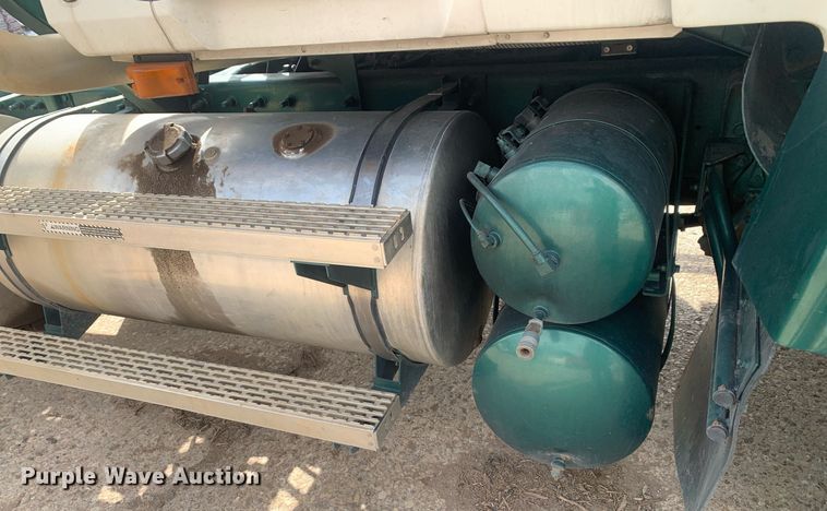 image for item JT9671 2004 Mack CH613 semi truck