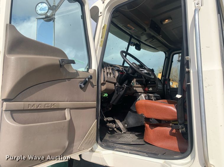 image for item JT9671 2004 Mack CH613 semi truck