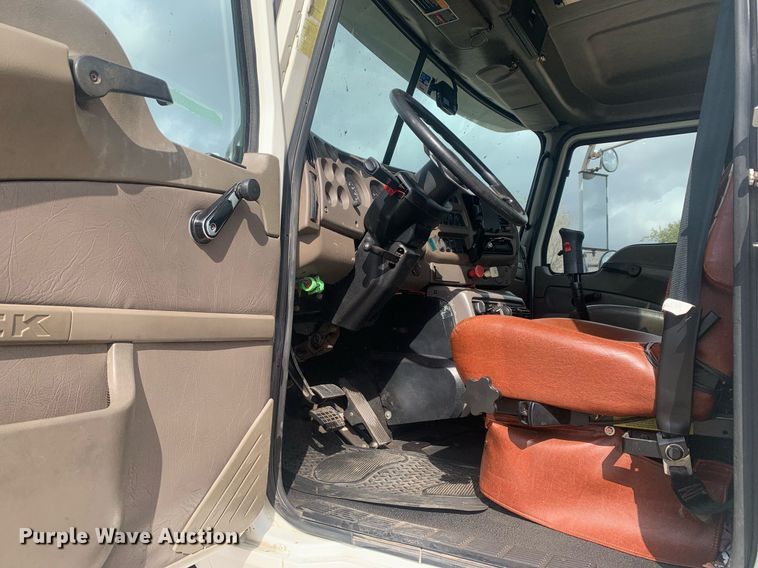 image for item JT9671 2004 Mack CH613 semi truck