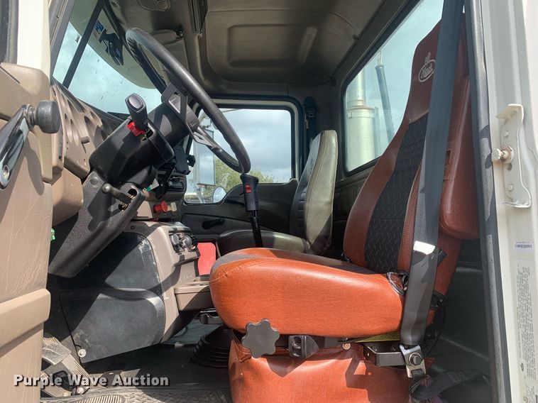 image for item JT9671 2004 Mack CH613 semi truck