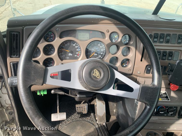 image for item JT9671 2004 Mack CH613 semi truck