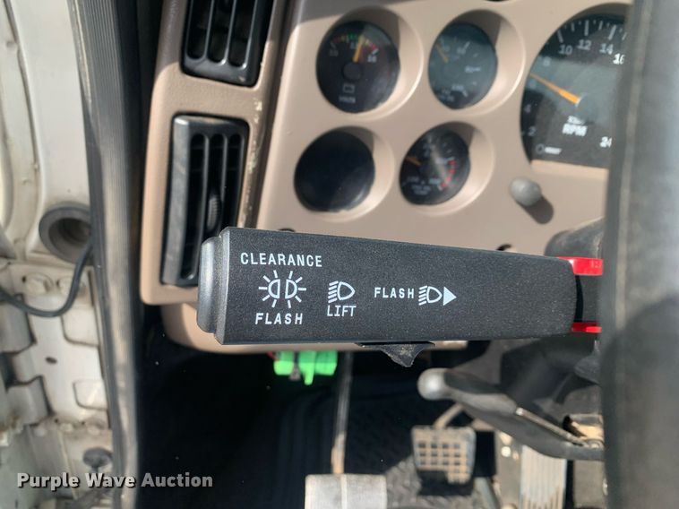 image for item JT9671 2004 Mack CH613 semi truck