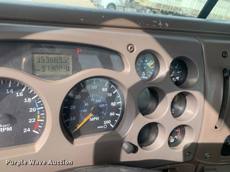 image for item JT9671 2004 Mack CH613 semi truck