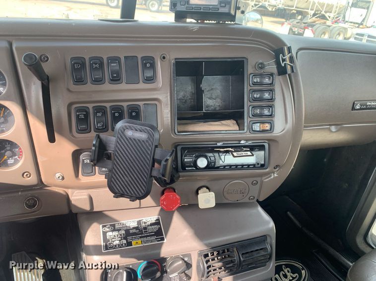 image for item JT9671 2004 Mack CH613 semi truck