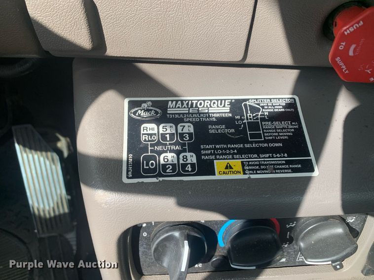 image for item JT9671 2004 Mack CH613 semi truck