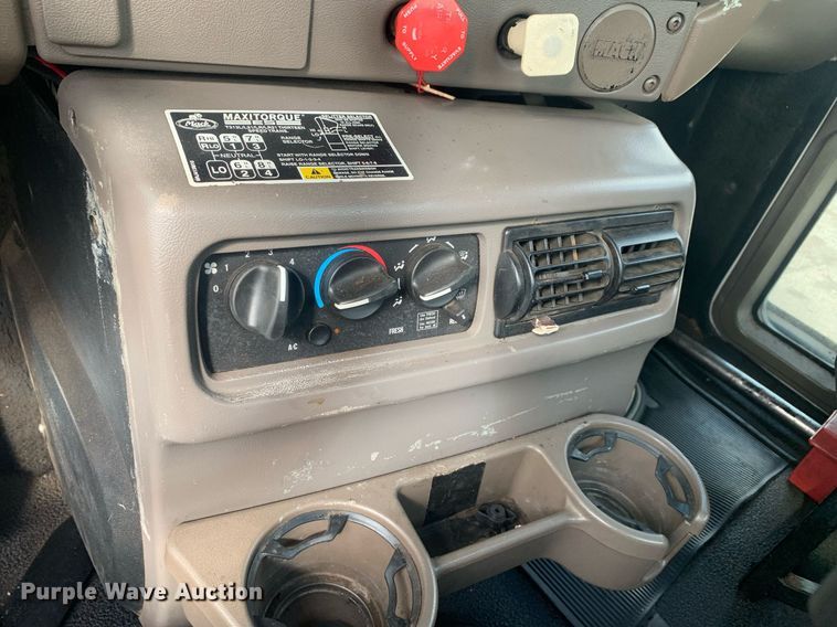 image for item JT9671 2004 Mack CH613 semi truck