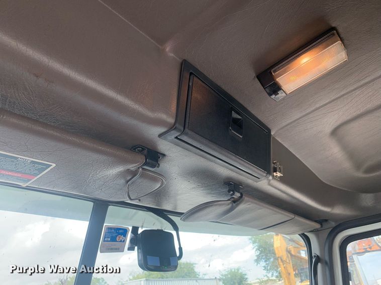 image for item JT9671 2004 Mack CH613 semi truck