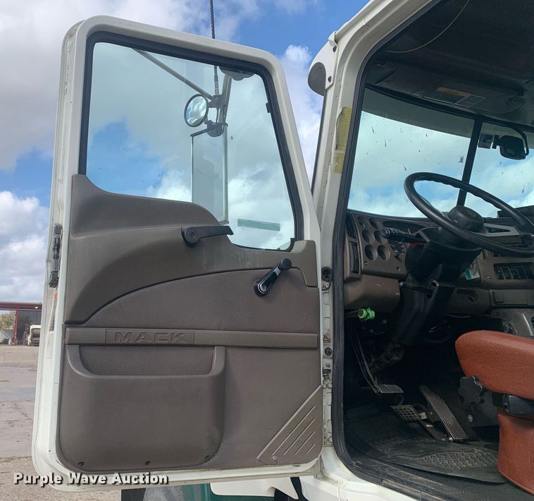 image for item JT9671 2004 Mack CH613 semi truck