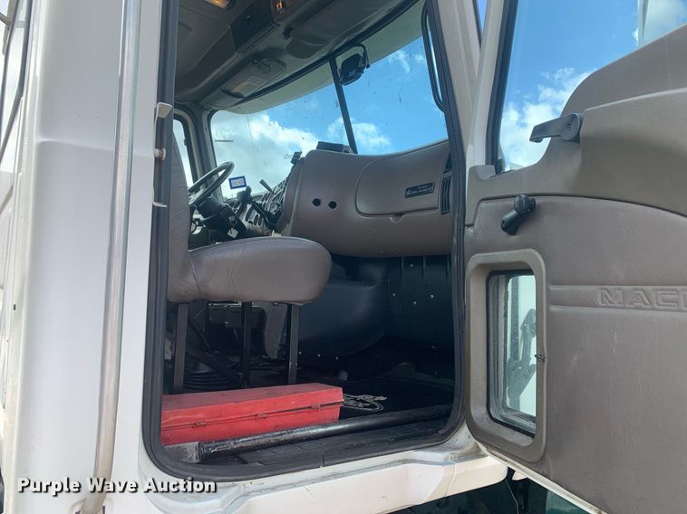 image for item JT9671 2004 Mack CH613 semi truck