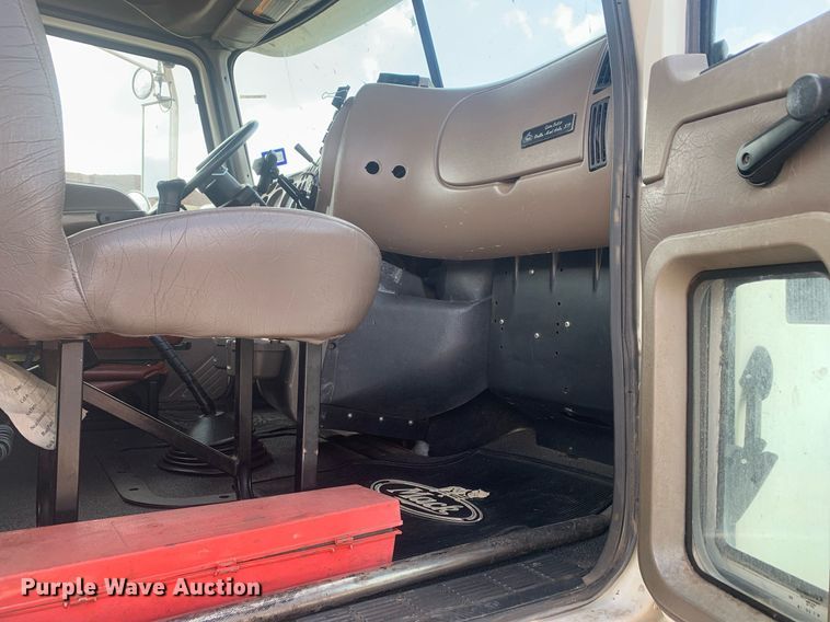 image for item JT9671 2004 Mack CH613 semi truck