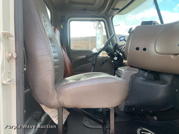 image for item JT9671 2004 Mack CH613 semi truck