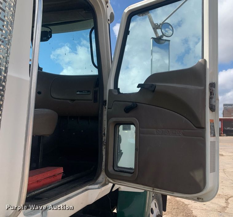 image for item JT9671 2004 Mack CH613 semi truck