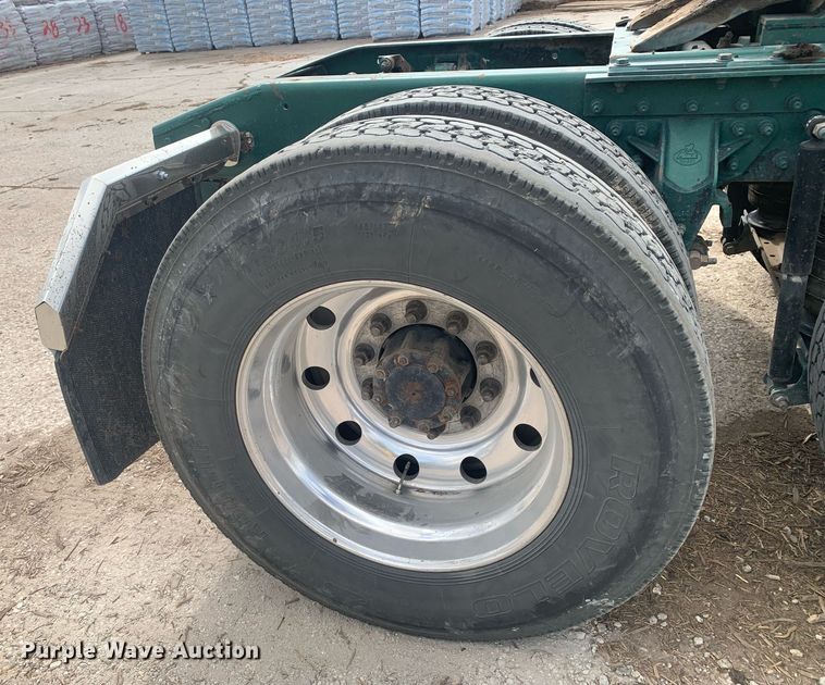 image for item JT9671 2004 Mack CH613 semi truck