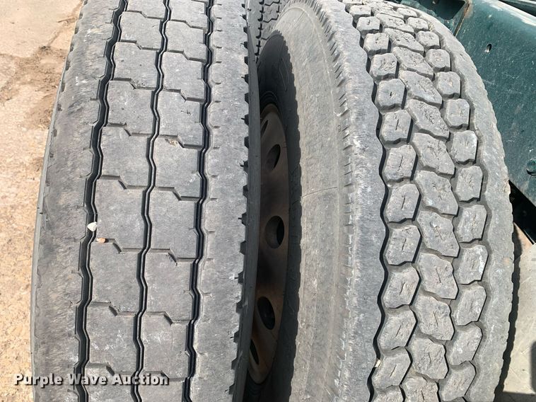 image for item JT9671 2004 Mack CH613 semi truck