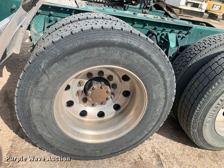 image for item JT9671 2004 Mack CH613 semi truck