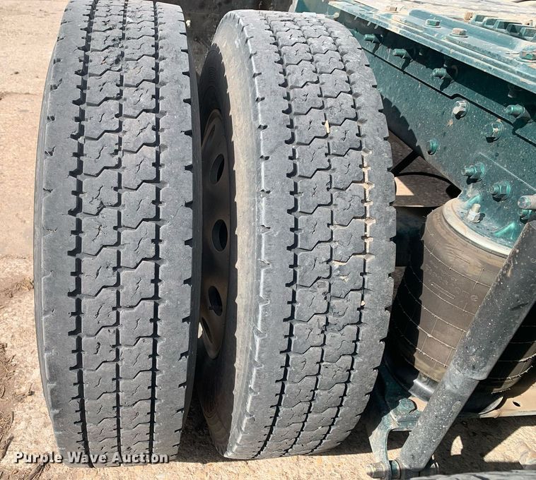 image for item JT9671 2004 Mack CH613 semi truck