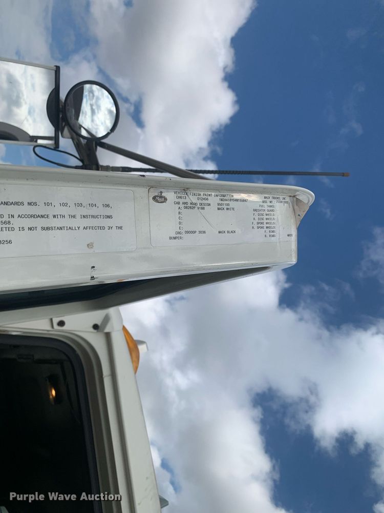 image for item JT9671 2004 Mack CH613 semi truck