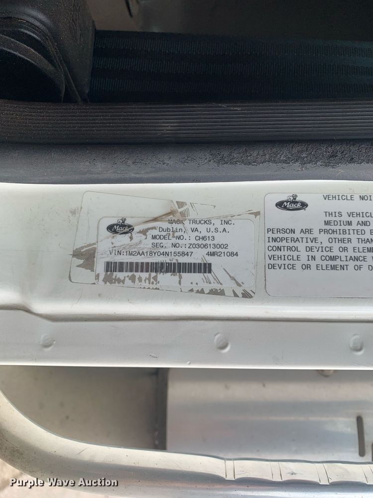 image for item JT9671 2004 Mack CH613 semi truck