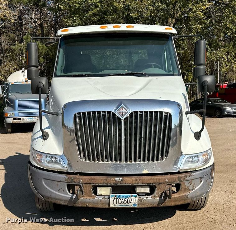 image for item LR9522 2004 International  8600 semi truck