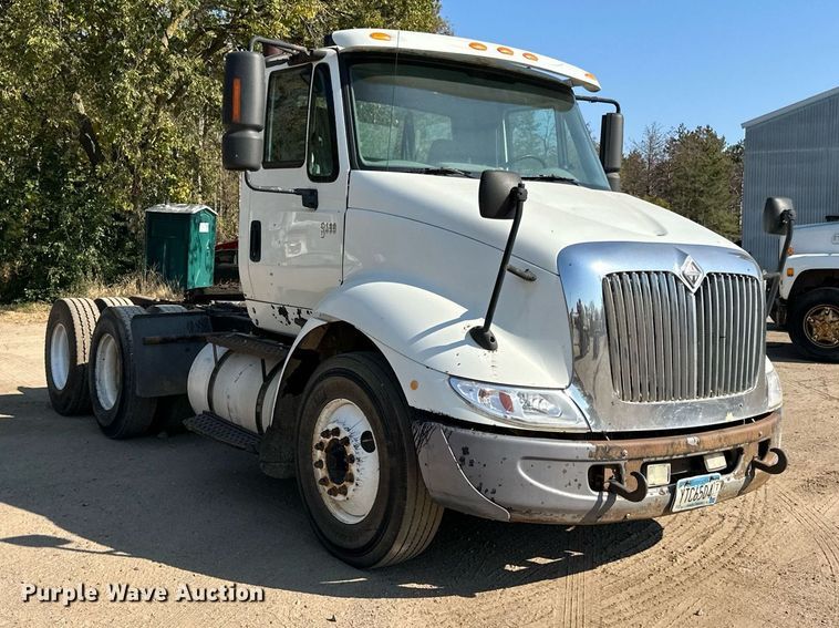 image for item LR9522 2004 International  8600 semi truck