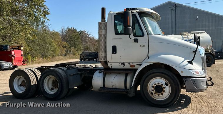 image for item LR9522 2004 International  8600 semi truck