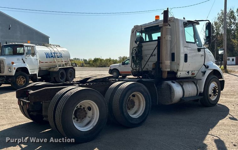 image for item LR9522 2004 International  8600 semi truck