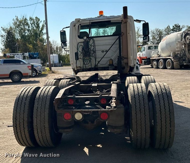 image for item LR9522 2004 International  8600 semi truck