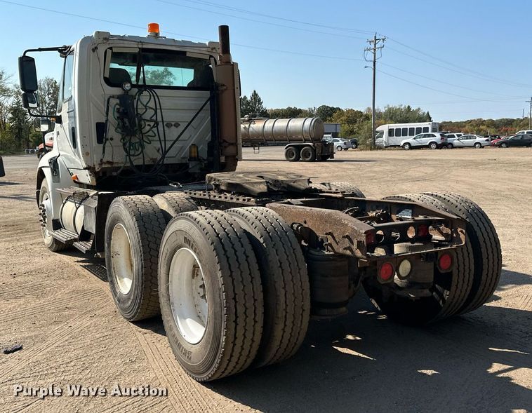 image for item LR9522 2004 International  8600 semi truck