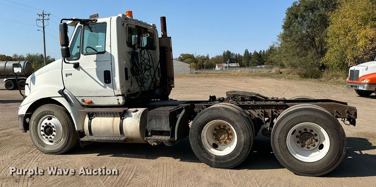 image for item LR9522 2004 International  8600 semi truck