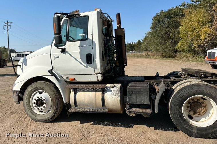 image for item LR9522 2004 International  8600 semi truck