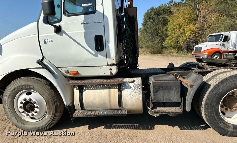 image for item LR9522 2004 International  8600 semi truck