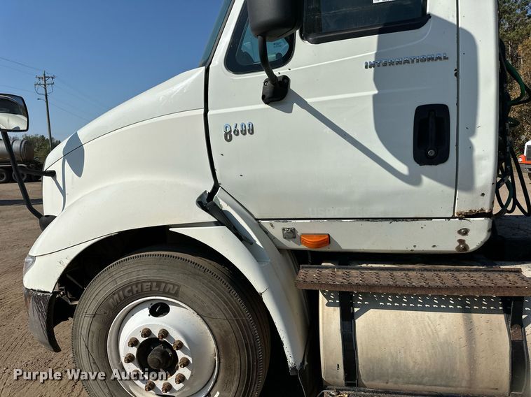 image for item LR9522 2004 International  8600 semi truck