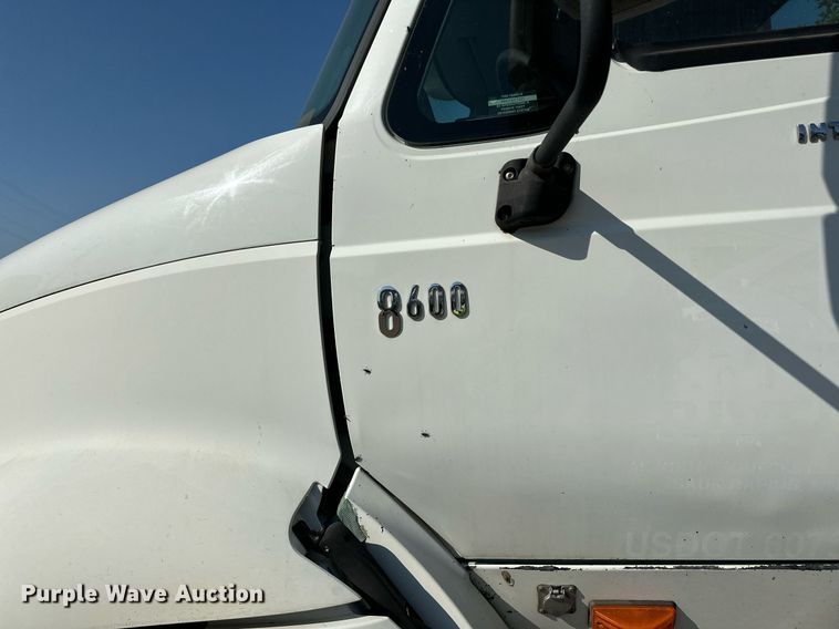 image for item LR9522 2004 International  8600 semi truck