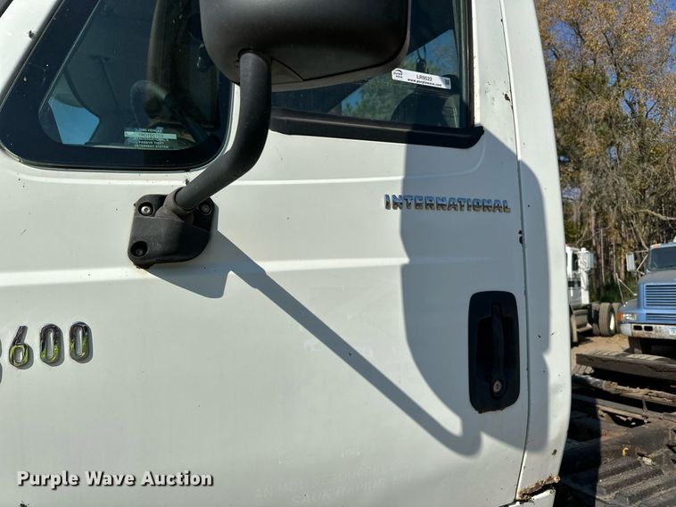 image for item LR9522 2004 International  8600 semi truck