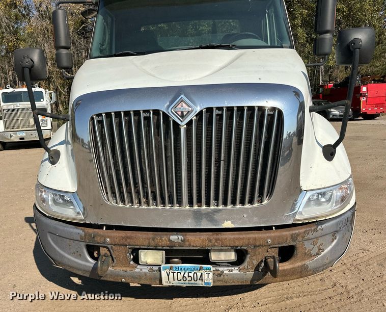 image for item LR9522 2004 International  8600 semi truck