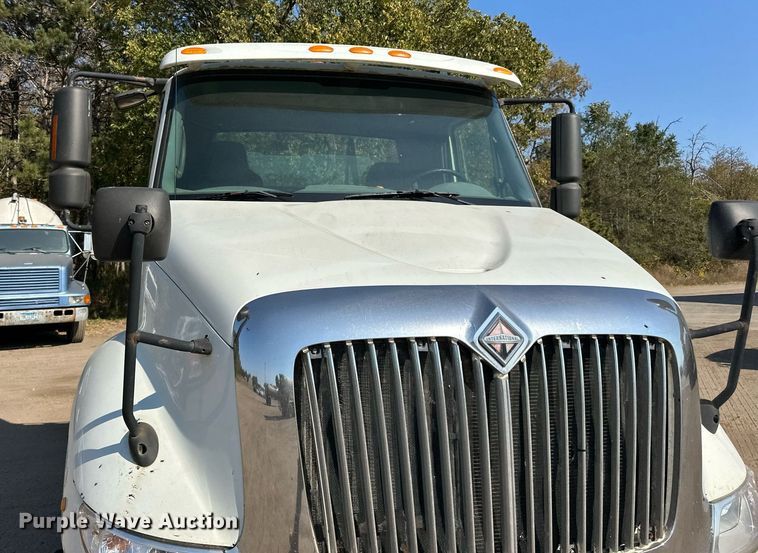image for item LR9522 2004 International  8600 semi truck