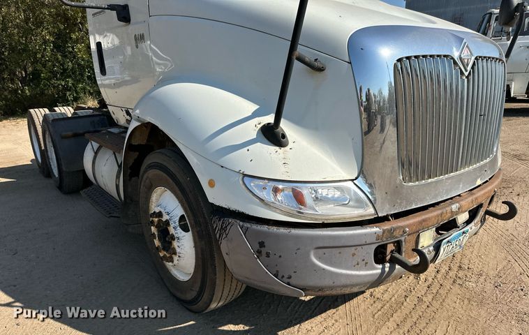 image for item LR9522 2004 International  8600 semi truck