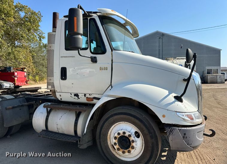 image for item LR9522 2004 International  8600 semi truck