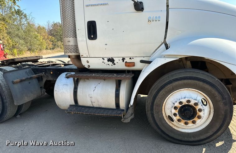 image for item LR9522 2004 International  8600 semi truck