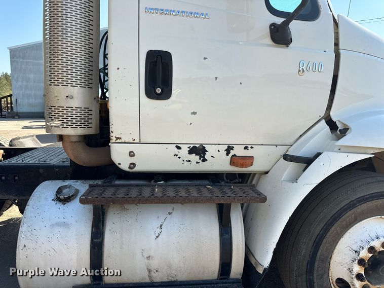 image for item LR9522 2004 International  8600 semi truck
