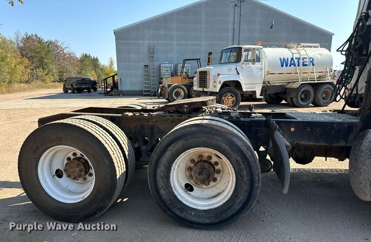 image for item LR9522 2004 International  8600 semi truck