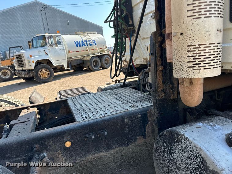 image for item LR9522 2004 International  8600 semi truck