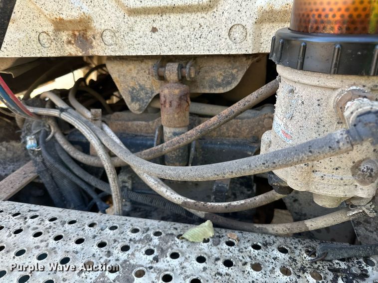 image for item LR9522 2004 International  8600 semi truck