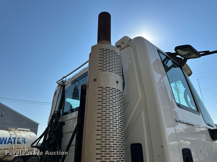 image for item LR9522 2004 International  8600 semi truck