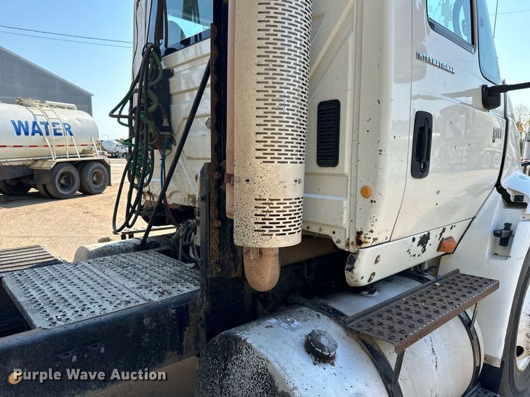 image for item LR9522 2004 International  8600 semi truck