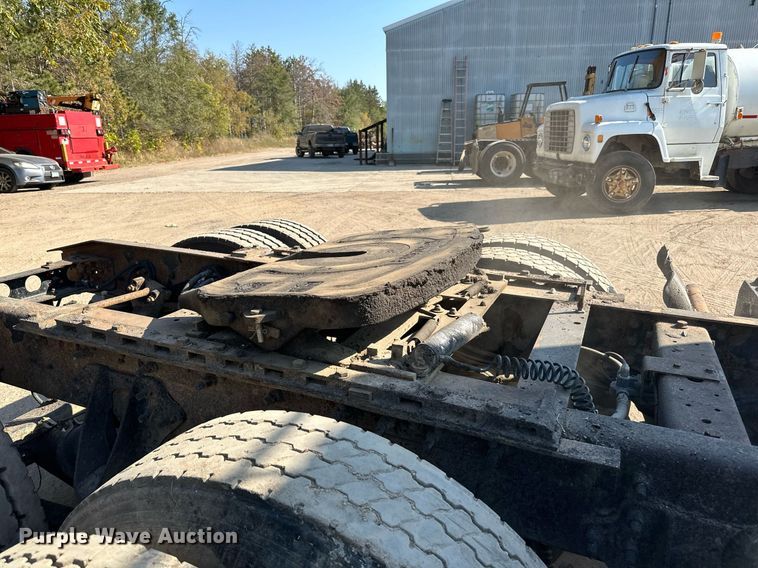 image for item LR9522 2004 International  8600 semi truck