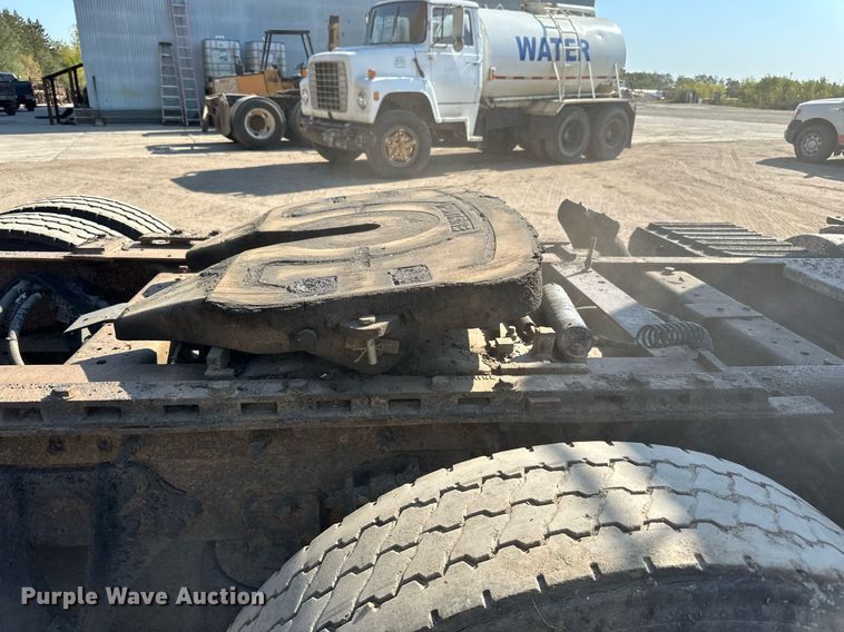 image for item LR9522 2004 International  8600 semi truck