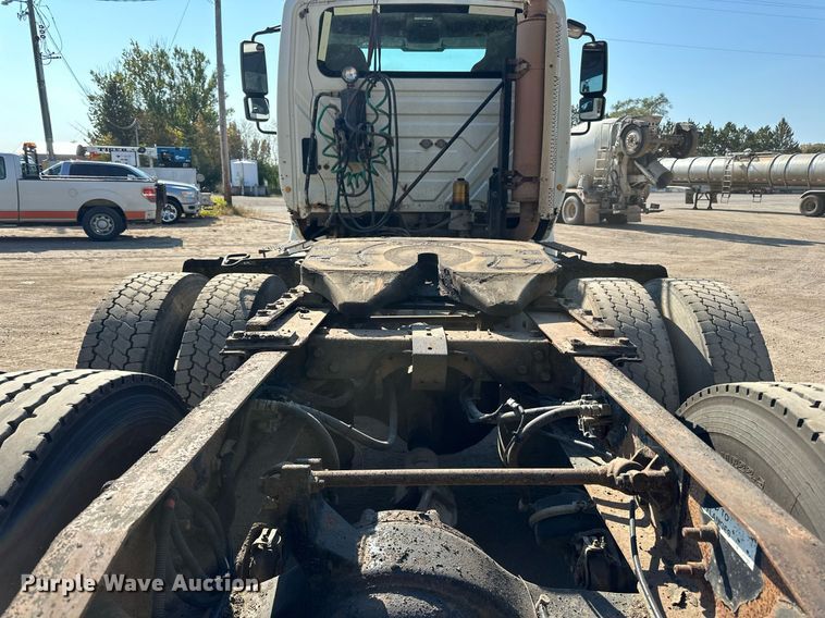 image for item LR9522 2004 International  8600 semi truck